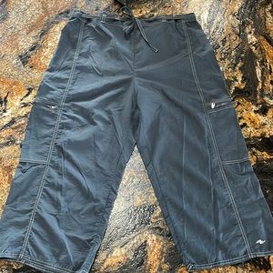 capris, stretch waist, drawstring front, zip pockets.